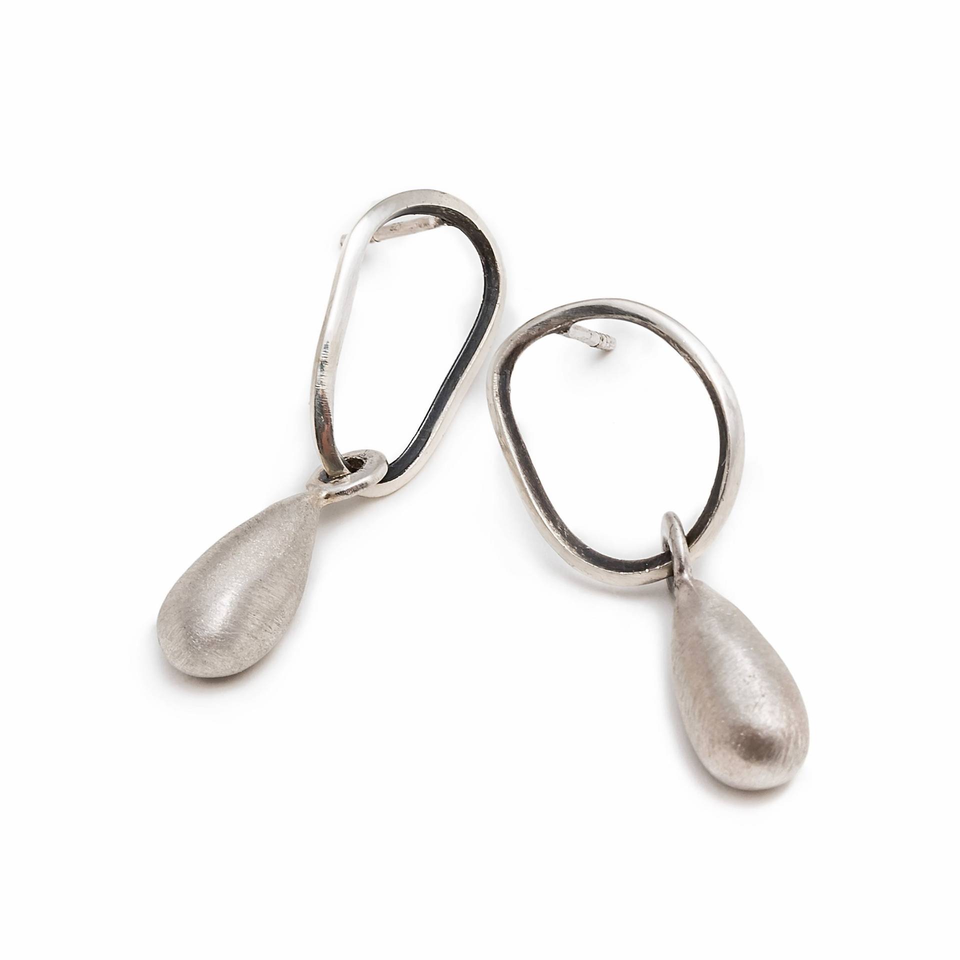 Laliv Ohrringe, Einzigartige Statement Ohrstecker, Baumeln Tropfen Silber Große Mismatched Ohrstecker von VikaMayzelJewelry