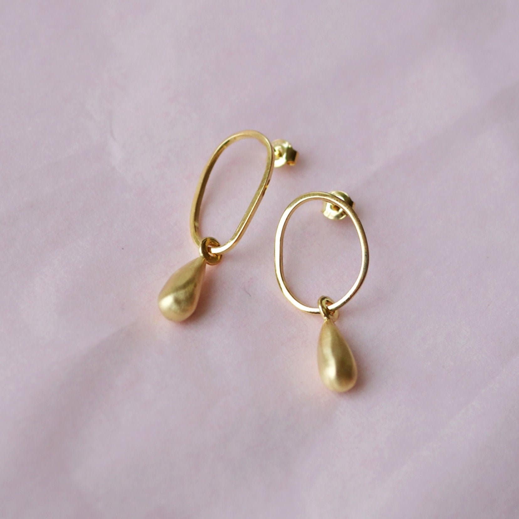 Laliv Ohrringe, Einzigartige Statement Ohrstecker, Baumeln Tropfen Gold Große Silber Mismatched Ohrstecker von VikaMayzelJewelry