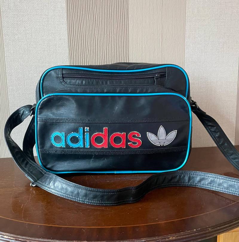 Adidas Unisex Schultertasche Farbe Schwarz Mit Mehrfarbigem Adidas-Logo von Vikella70