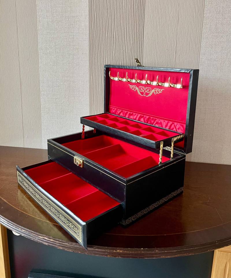 Mele Schmuckbox Aus Schwarzem Kunstleder Mit Goldener Verzierung von Vikella70