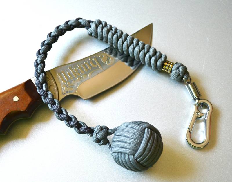 "Geflochtener Paracord "Affe Fist" Schlüsselanhänger Messing Perle, Stahl Karabiner." von VikingJewelryPlace