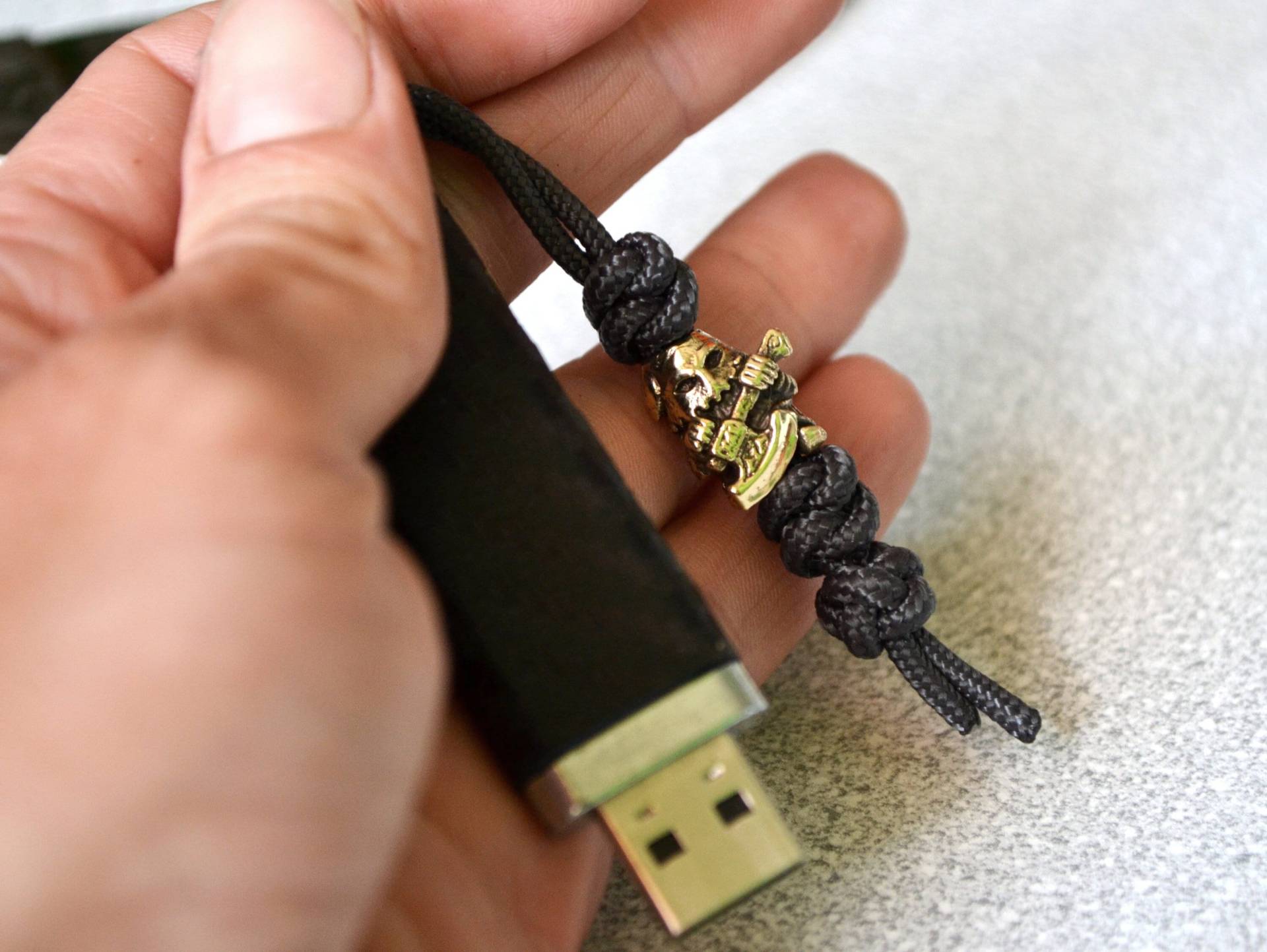 Reißverschluss, Stickschnur, Männer Schlüsselanhänger Mit Punisher Perle, Geschenk Für Männer, Personalisiertes Accessoire, Usb Stick Reißverschluss, Stickschnur, Männer Schlüsselanhänger Mit Punisher Perle, Geschenk Für Männer, Personalisiertes Accessoire, Usb Stick von VikingJewelryPlace