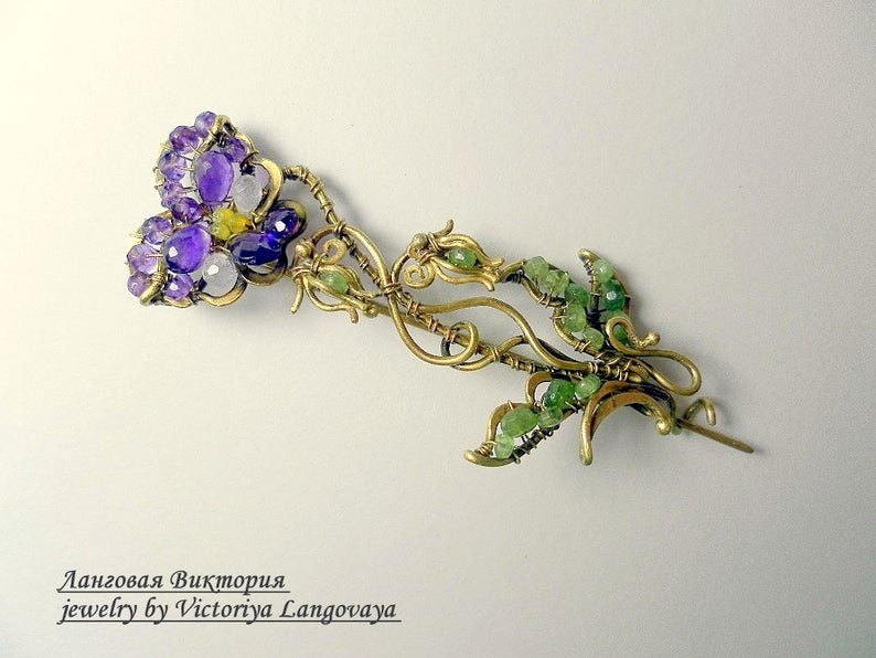 Brosche "stiefmütterchen" Messing, Amethyst, Jade, Grüner Tsavorit - Jugendstil, Wire Wrapping Technik." von Vikinkreatif