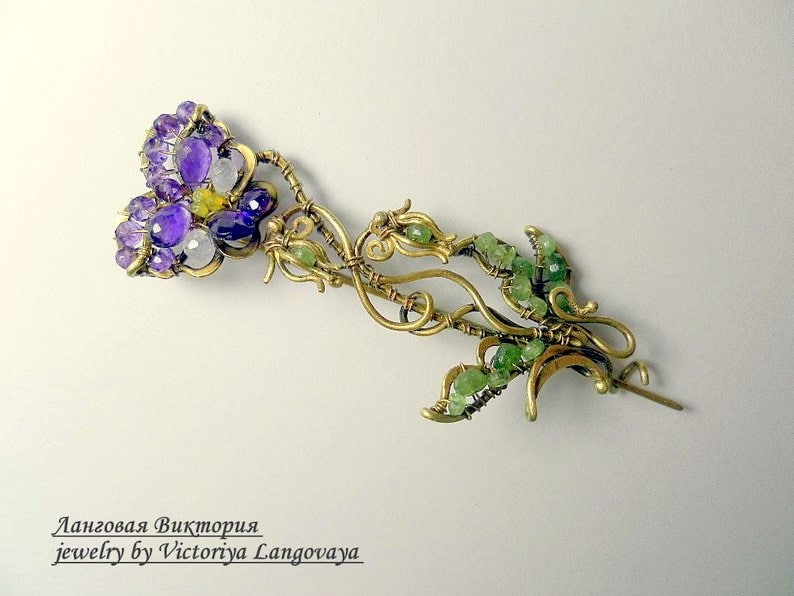 Brosche "stiefmütterchen" Messing, Amethyst, Jade, Grüner Tsavorit - Jugendstil, Wire Wrapping Technik." von Vikinkreatif