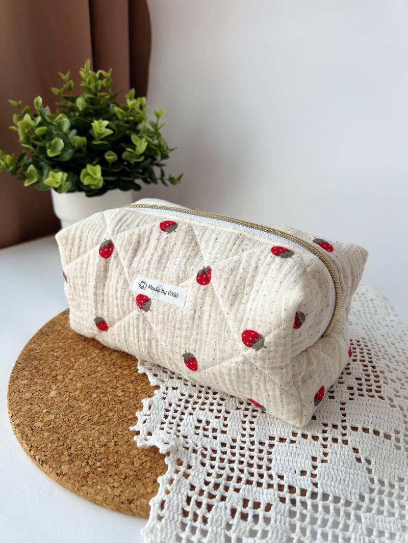 Kosmetiktasche Aus Musselin | Gesteppt Personalisiert Mit Name Klein Und Groß Erdbeeren Muster Geschenkidee Summer Must Have von VikkisNaehShop