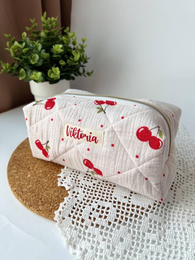 Kosmetiktasche Aus Musselin | Gesteppt Personalisiert Mit Name Klein Und Groß Kirschen Muster Geschenkidee Summer Must Have von VikkisNaehShop