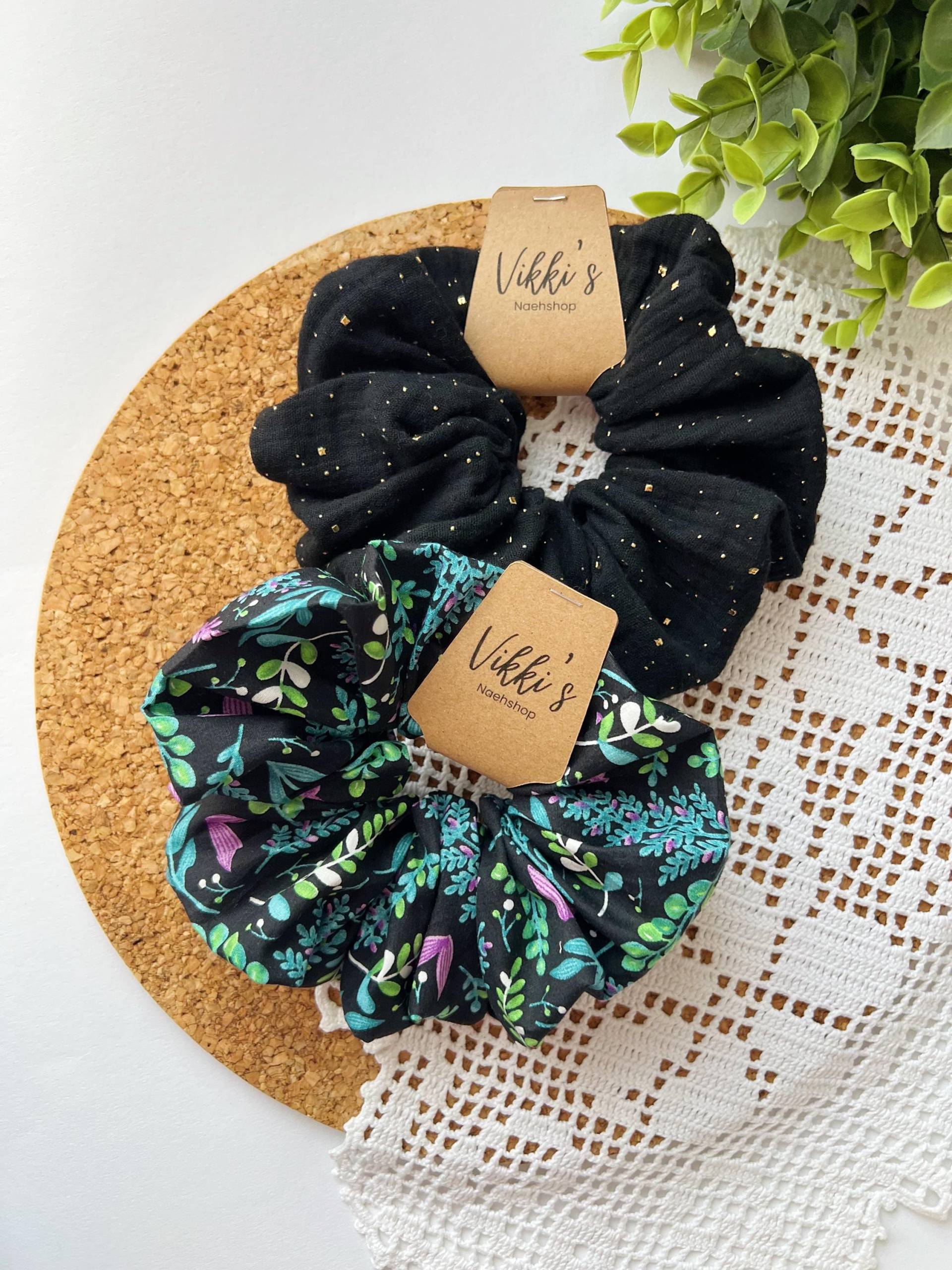 Scrunchie Voluminös | Haargummi Hair Scrunchy Zopfgummi Geschenkidee Big Scrunchie Blumenmuster Trend Glitzer Und Scrunchie Voluminös | Haargummi Hair Scrunchy Zopfgummi Geschenkidee Big Scrunchie Blumenmuster Trend Glitzer Und von VikkisNaehShop