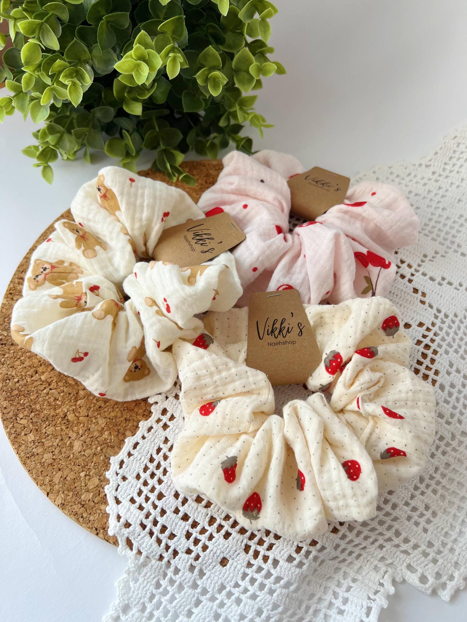 Scrunchie Voluminös | Haargummi Hair Scrunchy Zopfgummi Geschenkidee Big Scrunchie Erdbeeren Kirschen Teddybär Summer Trend Scrunchie Voluminös | Haargummi Hair Scrunchy Zopfgummi Geschenkidee Big Scrunchie Erdbeeren Kirschen Teddybär Summer Trend von VikkisNaehShop