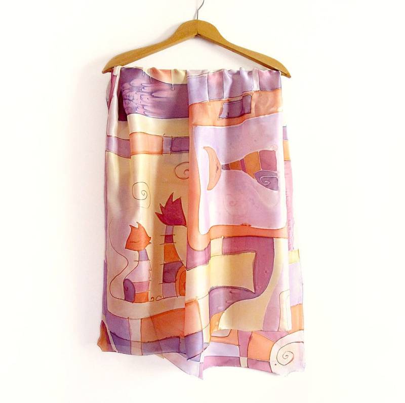 Handbemalter Sarong, Pareo, Überwurf. Großes Dreieckstuch Mit Comickatzen, in Gelb, Orange Und Flieder. Seidenschal Geeignet Für Badeanzug Cover Up von ViktoriaArtHouse