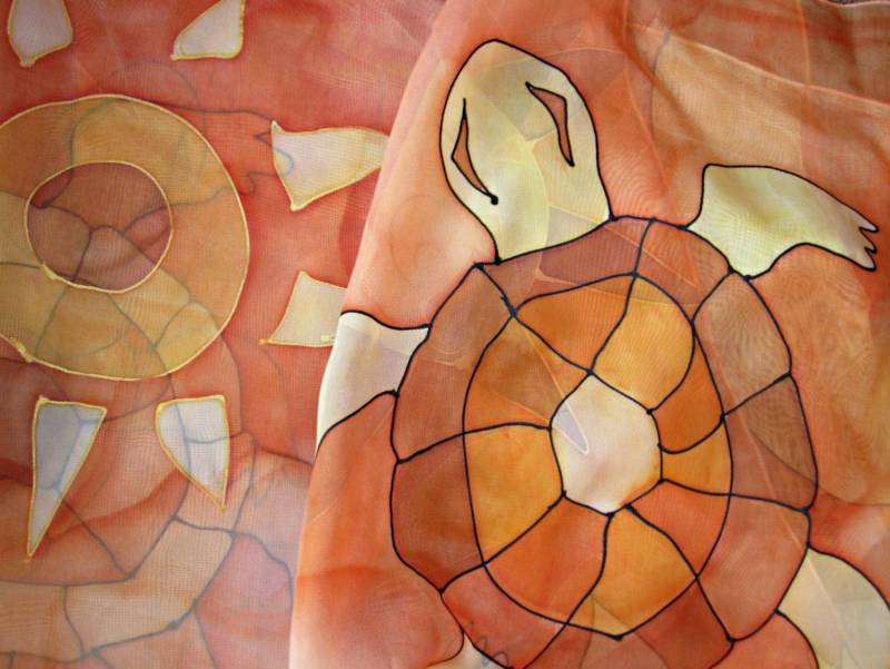 Handbemalter Seidenschal Mit Schildkröten. Meer Strand Abdeckung, Sarong, Pareo. Orange, Brauner Großer Schal Handbemalung. Große Sommer Seiden Stola von ViktoriaArtHouse