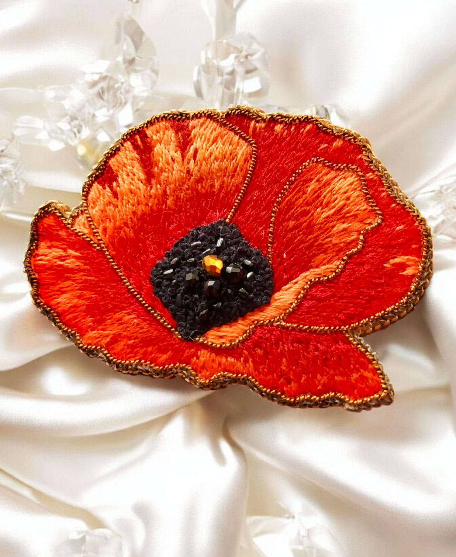 Rote Mohnblume Brosche Handgefädelter Blumenschmuck, Geschenk Zum Volkstrauertag Rote Mohnblume Brosche Handgefädelter Blumenschmuck, Geschenk Zum Volkstrauertag von ViktoriaBeads