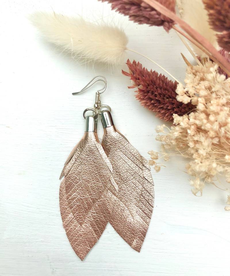 Kleine Federohrringe Aus Leder in Rosé - Metallic von ViktoriaTheLabel