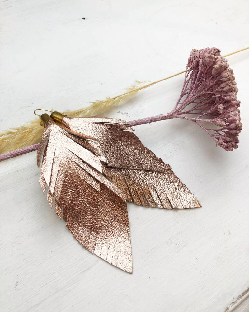 Mittlere Federohrringe Aus Leder in Rosé - Metallic von ViktoriaTheLabel