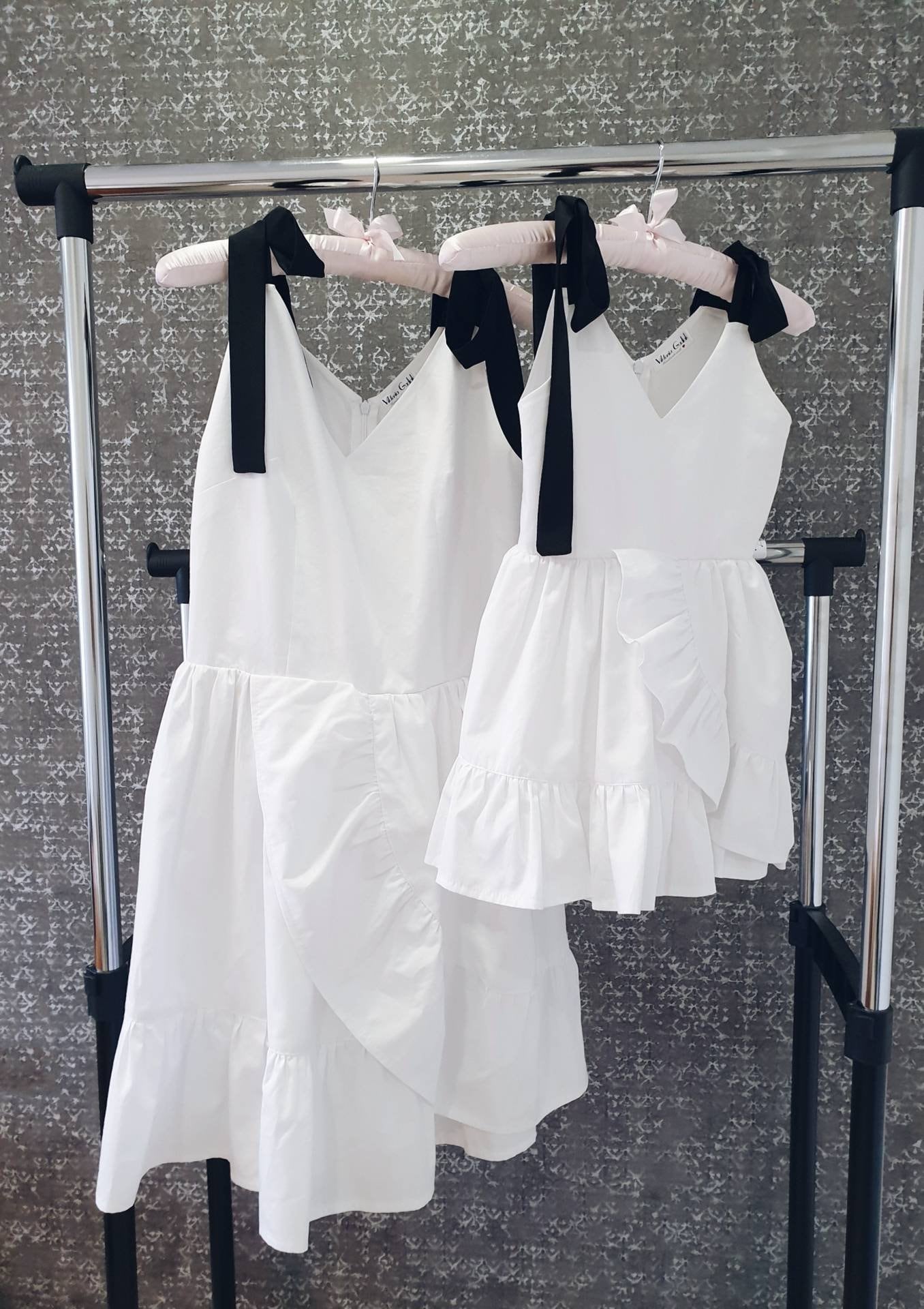 Passende Baumwollkleider Für Mama Und Tochter - Schwarzweiss-Sommer-Outfit Als Mich Muttertagsgeschenk von ViktoriiaGadiak