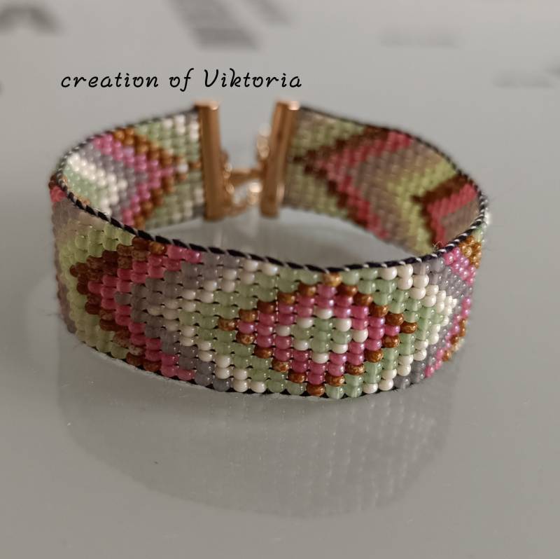 Handgewebtes Perlenarmband von ViktoriiaHorban
