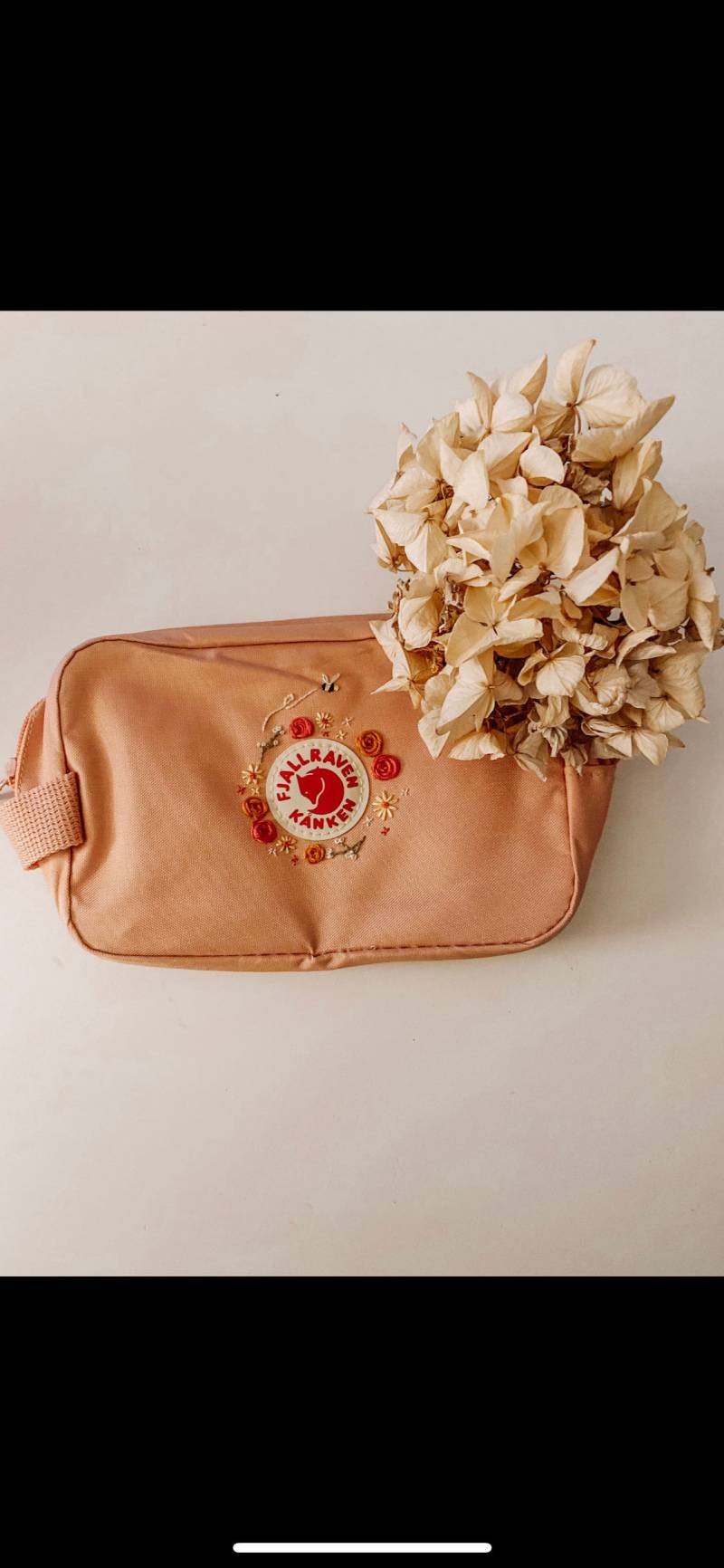 Rucksack Stickerei, Fjällräven Besticken, Handstickerei, Individuelle Tasche in Rosa, Kulturtasche, Kulturtaschen Stickerei Rucksack Stickerei, Fjällräven Besticken, Handstickerei, Individuelle Tasche in Rosa, Kulturtasche, Kulturtaschen Stickerei von Viktorijaasshop