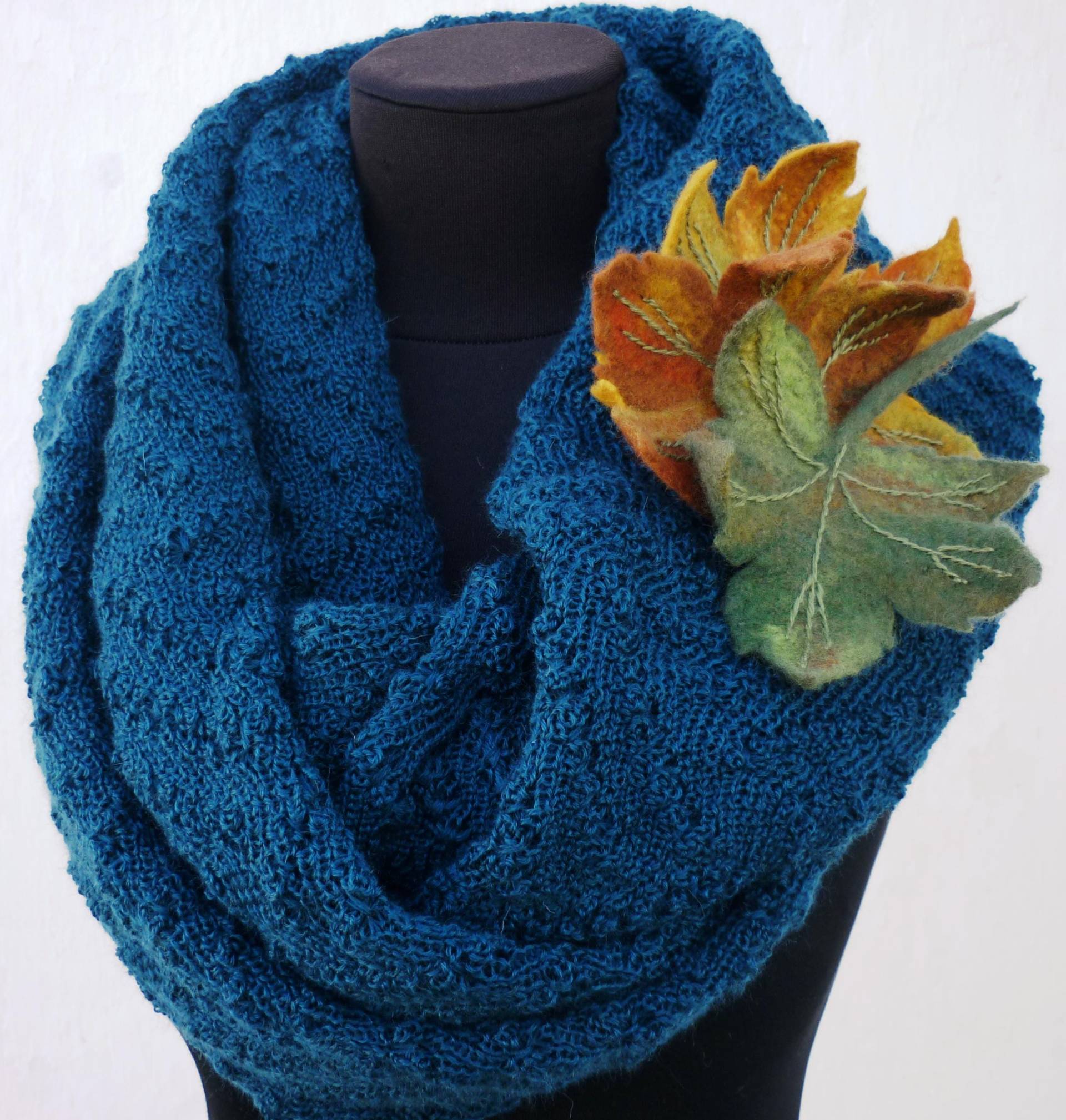 Winterschal Infinity-Schal Rundschal Gestrickter Damenschal Halswärmer Wollschal Komplett Mit Blattbrosche von ViktoriyaSK