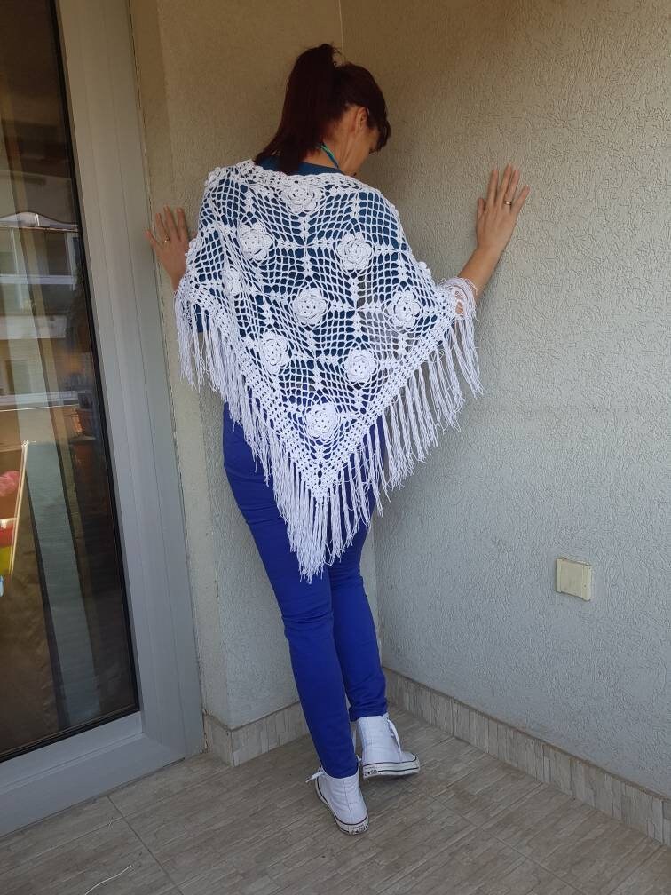 Gehäkelter Weißer Baumwoll Poncho Mit Fransen - Plus Size Beach Cover-Up von VikysKnitNCrochet