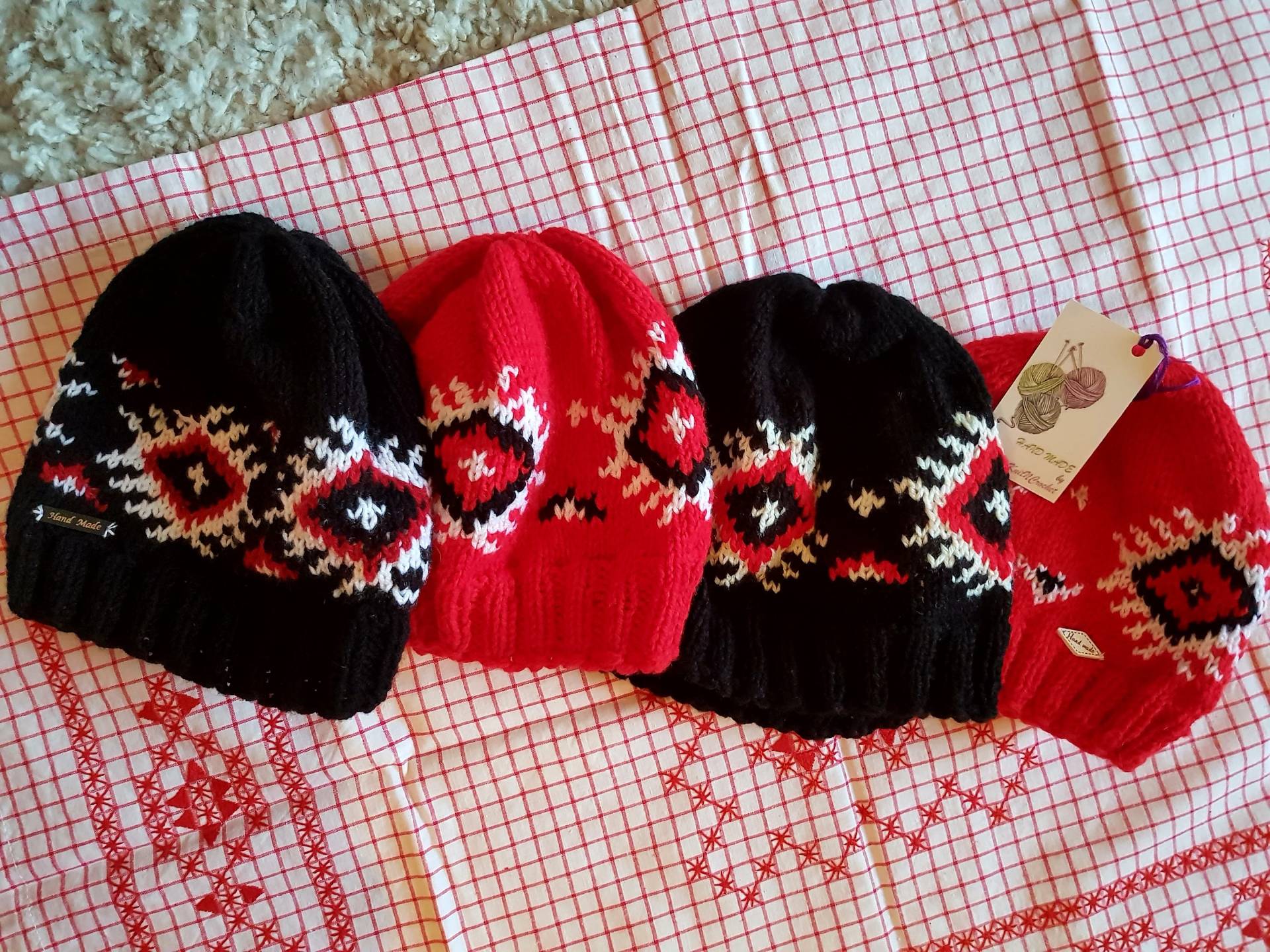 Schwarze Strickmütze Traditionelles Geschenk Jugoslawien Balkan Wolle Mütze Weihnachten Beanie Valentinstag Für Kuma von VikysKnitNCrochet