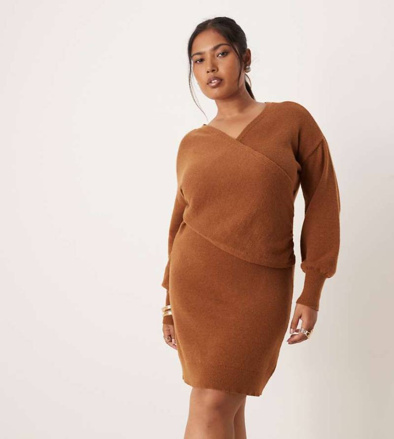 VILA Curve - Kurzes Wickelkleid aus Strick in Camel-Neutral von Vila Curve