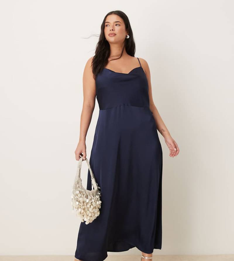 VILA Curve - Maxi-Trägerkleid aus Satin in Marineblau mit Wasserfallausschnitt von Vila Curve