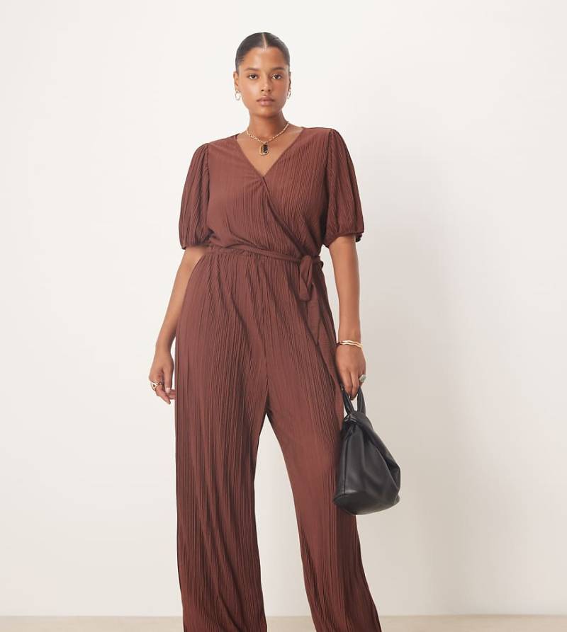 VILA Curve - Plissierter Jumpsuit in Schokobraun mit gewickelter Vorderseite-Brown von Vila Curve