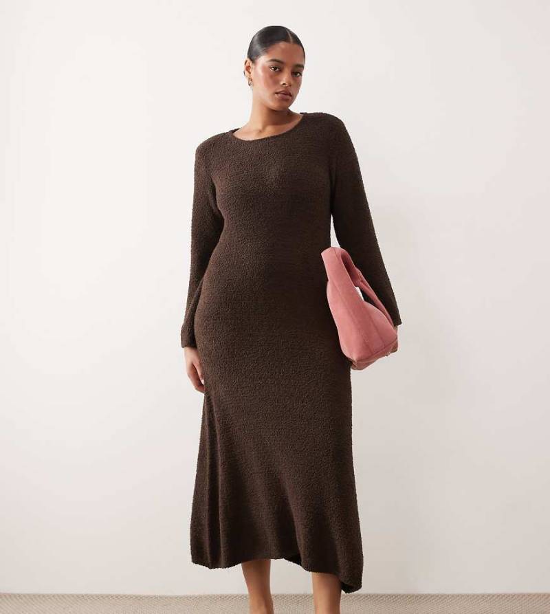 VILA - Curve - Superweiches, flauschiges Maxi-Pulloverkleid in Schokobraun-Schwarz von Vila Curve