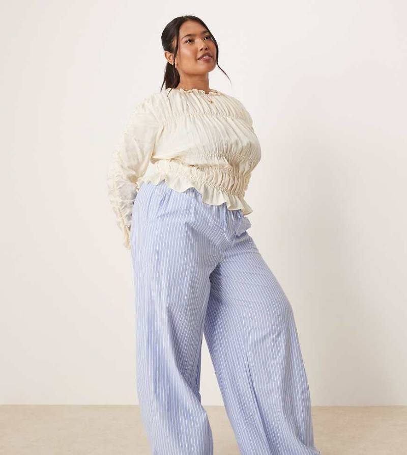 VILA Curve - Weit geschnittene Dad-Hose in gestreiftem Blau mit umgeschlagenen Bündchen und hohem Bund von Vila Curve