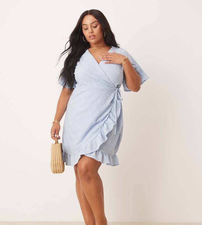 VILA Curve - Wickel-Minikleid aus Jersey in Kentucky-Blau mit Lochstickerei von Vila Curve