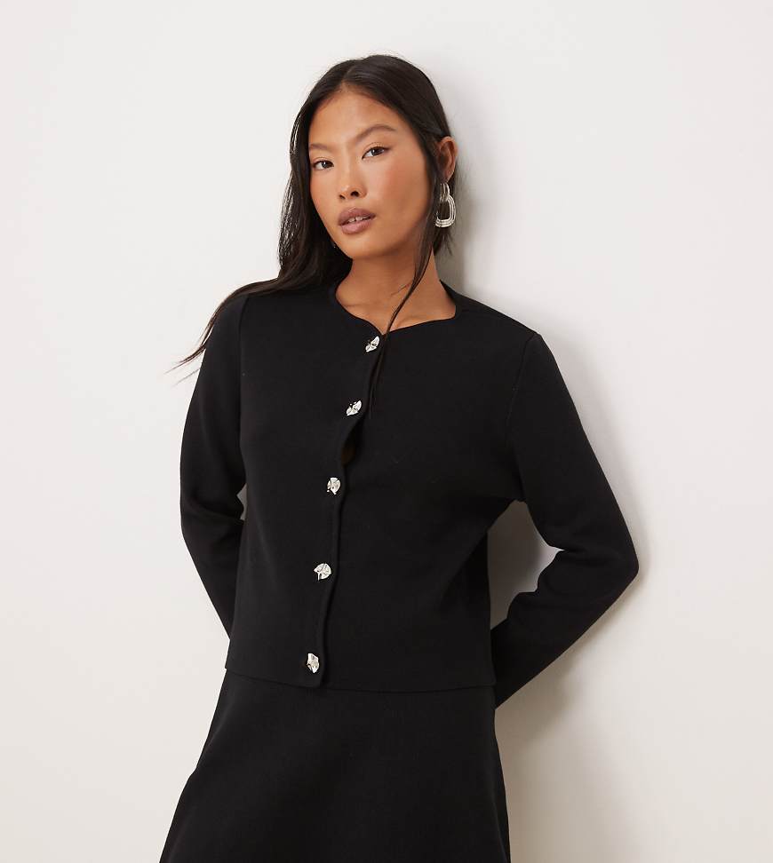 VILA Petite - Gerippte Strickjacke in Schwarz mit gehämmerten, silberfarbenen Knöpfen, Kombiteil von Vila Petite