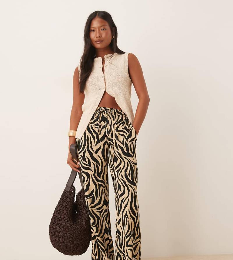 VILA Petite - Hose in Wollweiß mit Zebramuster und weitem Bein VILA Petite - Hose in Wollweiß mit Zebramuster und weitem Bein von Vila Petite