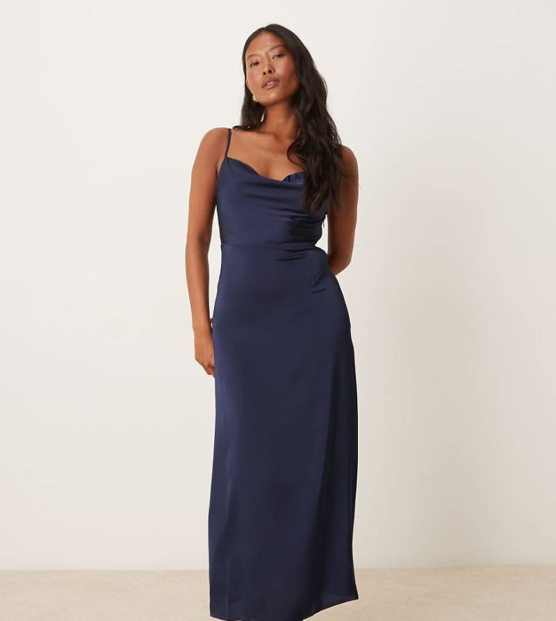 VILA Petite - Maxi-Trägerkleid aus Satin in Marineblau mit Wasserfallausschnitt von Vila Petite