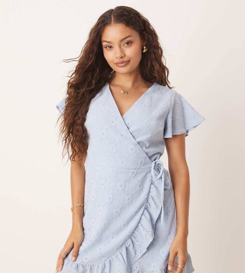 VILA Petite - Mini-Wickelkleid aus Jersey in Kentucky-Blau mit Lochstickerei von Vila Petite