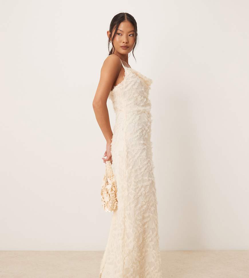 VILA Petite - Strukturiertes Maxi-Trägerkleid in Cremeweiß mit Wasserfallausschnitt von Vila Petite