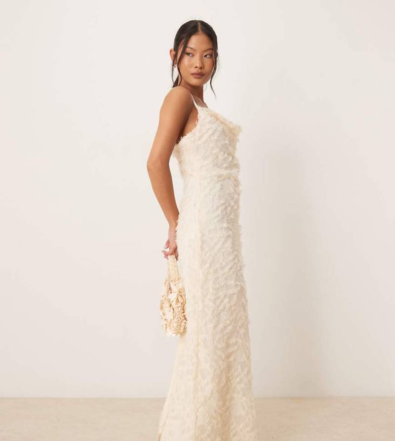 VILA Petite - Strukturiertes Maxi-Trägerkleid in Cremeweiß mit Wasserfallausschnitt von Vila Petite