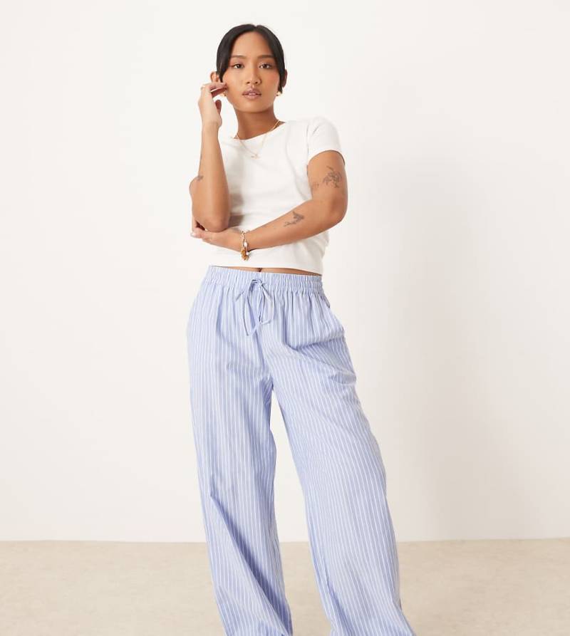 VILA Petite - Weit geschnittene Dad-Hose in gestreiftem Blau mit umgeschlagenen Bündchen und hohem Bund von Vila Petite