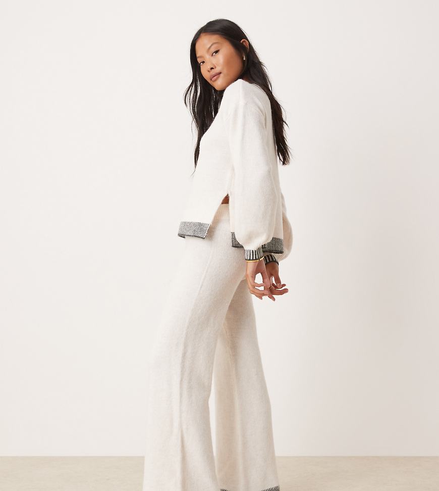 Vila Petite - Hose aus Strick in Cremeweiß mit weitem Bein und Kontrastnaht, Kombiteil von Vila Petite