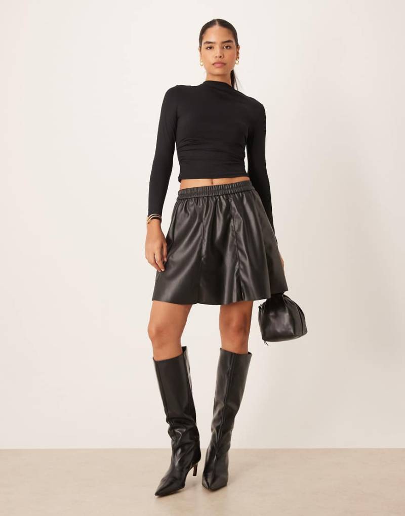 VILA - Ausgestellter Minirock aus Kunstleder in Schwarz-Brown VILA - Ausgestellter Minirock aus Kunstleder in Schwarz-Brown von Vila
