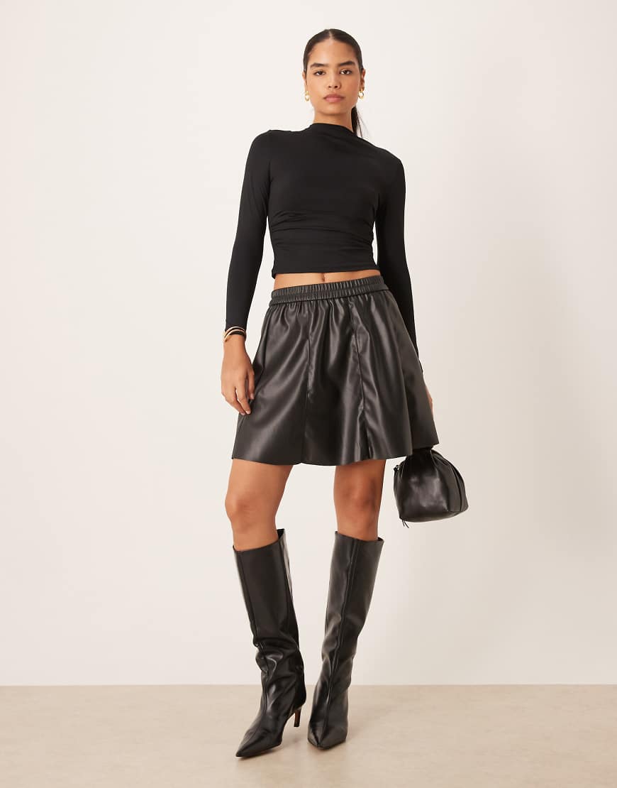 VILA - Ausgestellter Minirock aus Kunstleder in Schwarz-Brown VILA - Ausgestellter Minirock aus Kunstleder in Schwarz-Brown von Vila