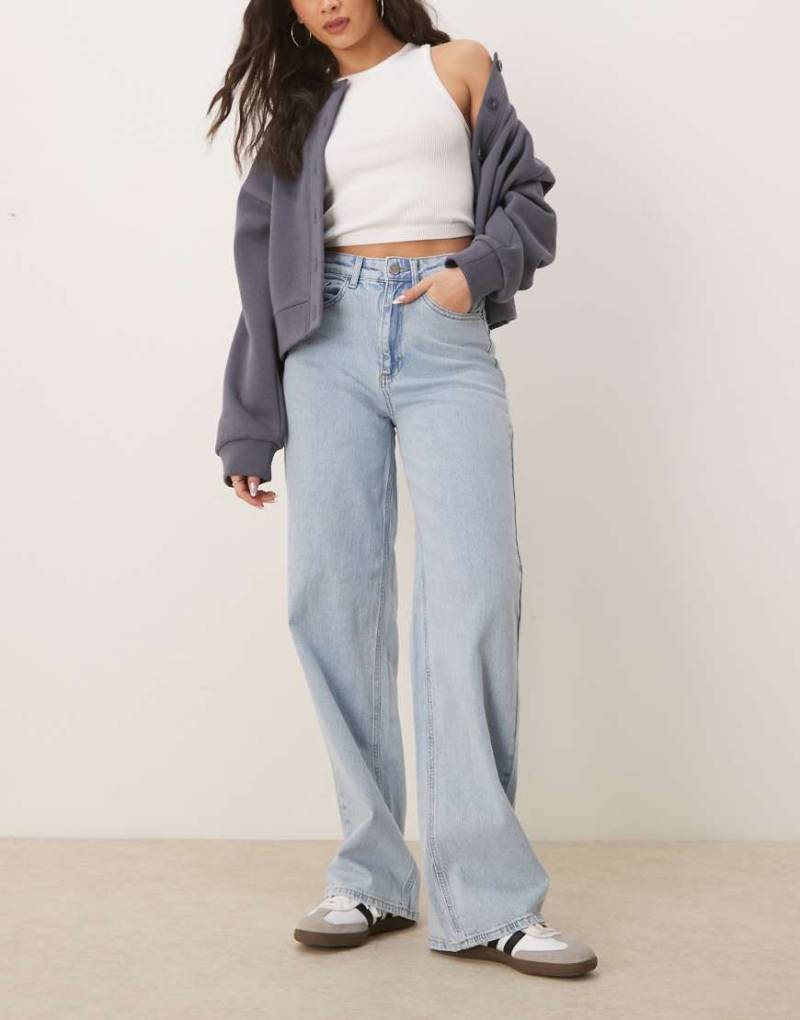 VILA - Denim-Jeans in Hellblau mit hoher Taille und weitem Bein von Vila