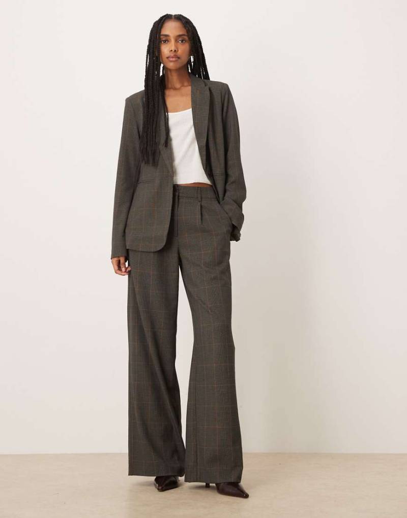 VILA - Elegante Hose in kariertem Braun mit Bundfalten und weitem Bein, Kombiteil-Bunt von Vila