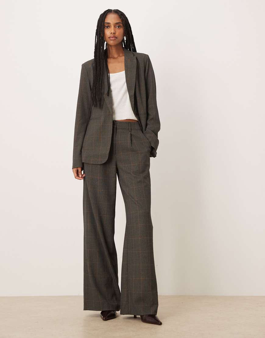 VILA - Elegante Hose in kariertem Braun mit Bundfalten und weitem Bein, Kombiteil-Bunt von Vila