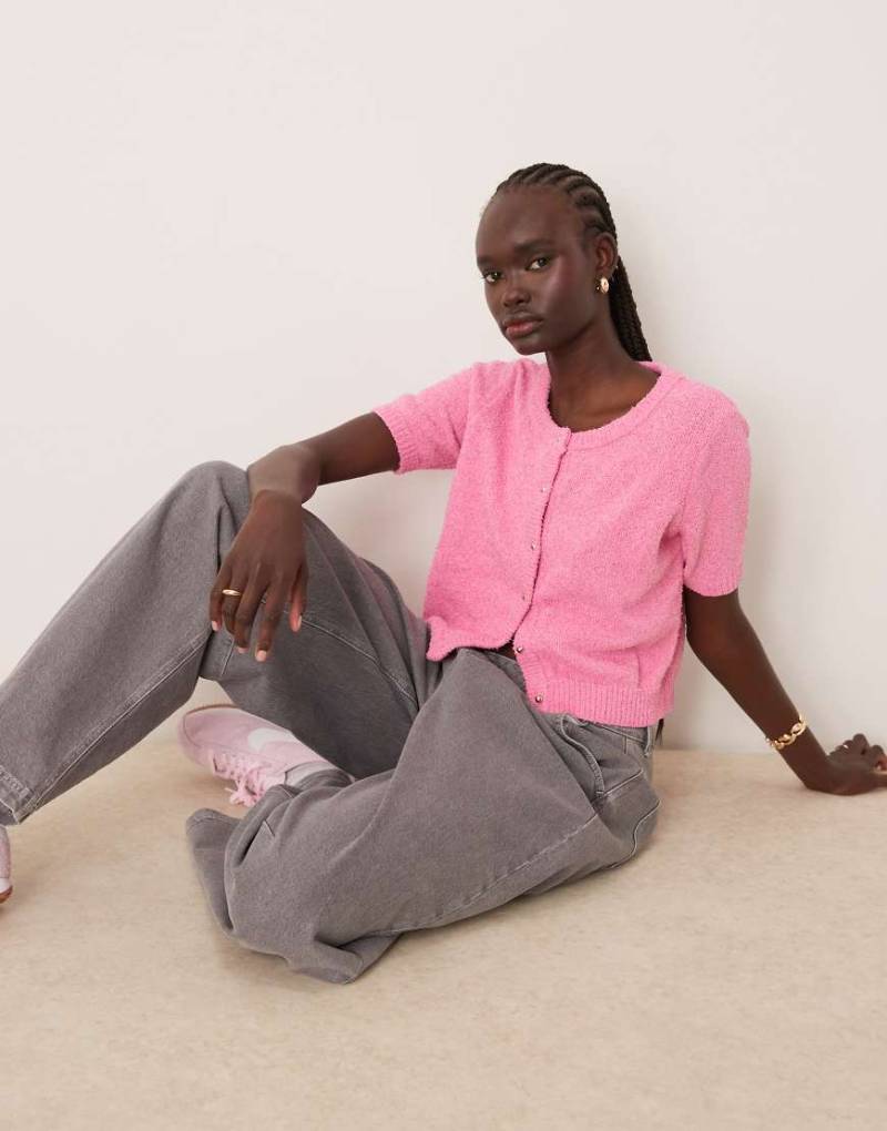 VILA - Flauschige, kurzärmlige Strickjacke im Oberteil-Design in Kaugummirosa von Vila