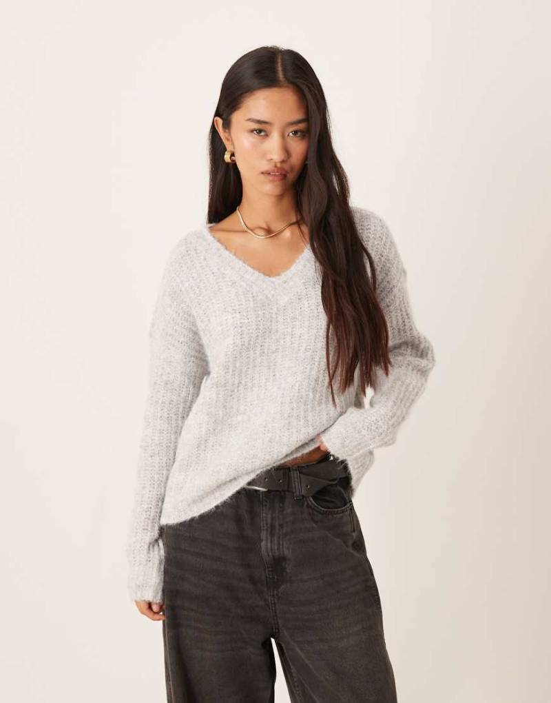 VILA - Flauschiger Oversize-Strickpullover in meliertem Mittelgrau mit V-Ausschnitt von Vila