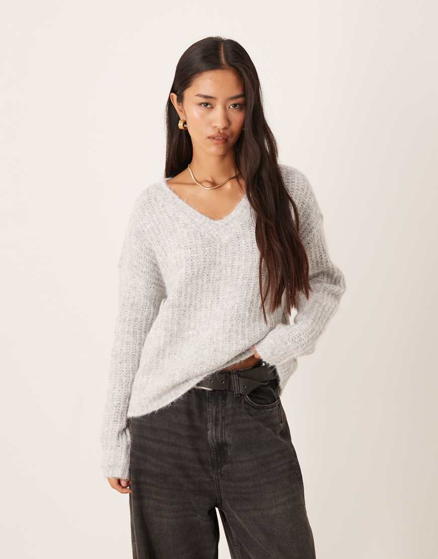 VILA - Flauschiger Oversize-Strickpullover in meliertem Mittelgrau mit V-Ausschnitt von Vila