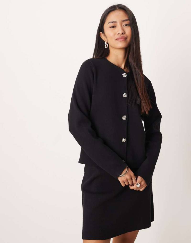 VILA - Gerippte Strickjacke in Schwarz mit gehämmerten, silberfarbenen Knöpfen, Kombiteil von Vila