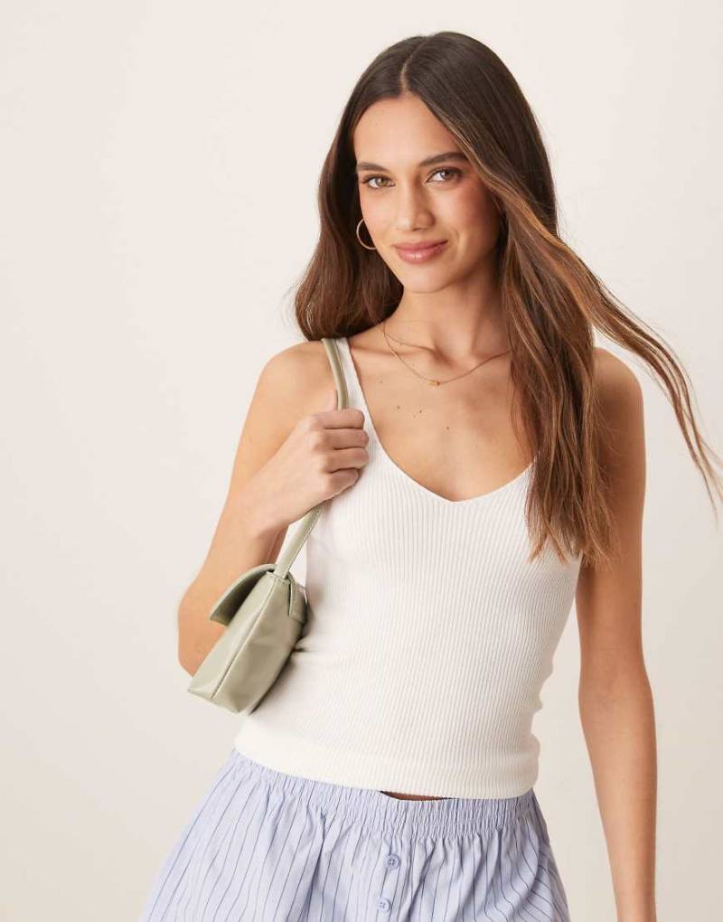 VILA - Geripptes Strick-Trägertop in Weiß mit V-Ausschnitt von Vila