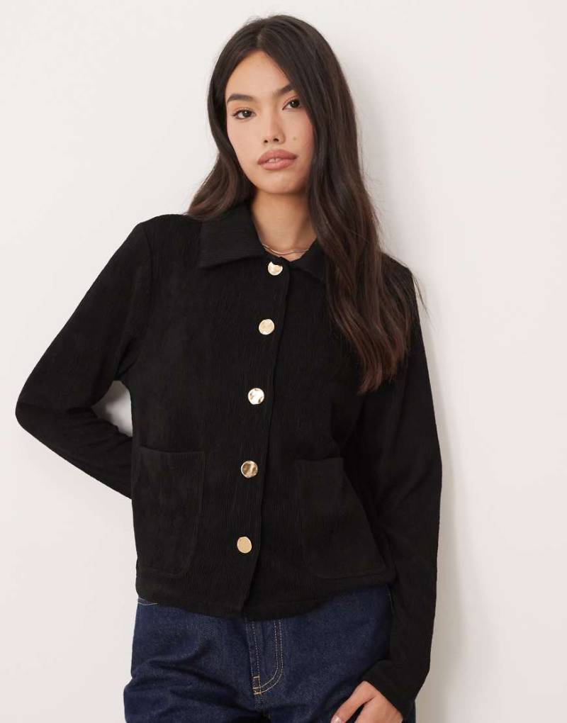 VILA - Gestricktes Polohemd in Schwarz mit goldfarbenen Knopfdetails von Vila