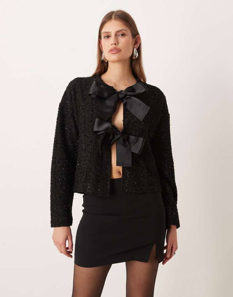 VILA - Gewebtes Oberteil in Schwarz mit Schleifendetails auf der Vorderseite von Vila