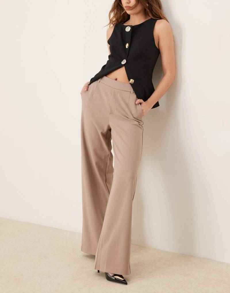 VILA - Hose in Pilzbraun mit weitem Bein und hohem Bund von Vila